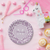 モノグラムおよび名前のシックな紫色のキリンのプリント ペーパープレート (パーティー)