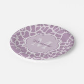 モノグラムおよび名前のシックな紫色のキリンのプリント ペーパープレート (アングル)