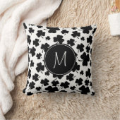 モノグラムが付いているおもしろいの黒く及び白いシャムロックパターン クッション (ブランケット)