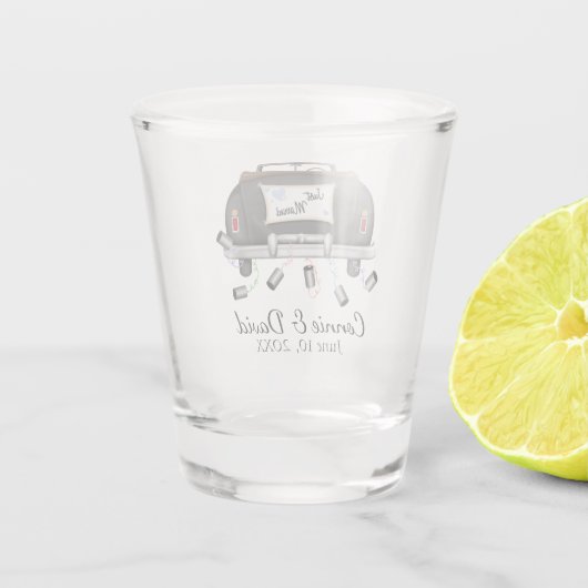 モノグラムが付いているたった今結婚しましたの結婚式車 ショットグラス (裏面)
