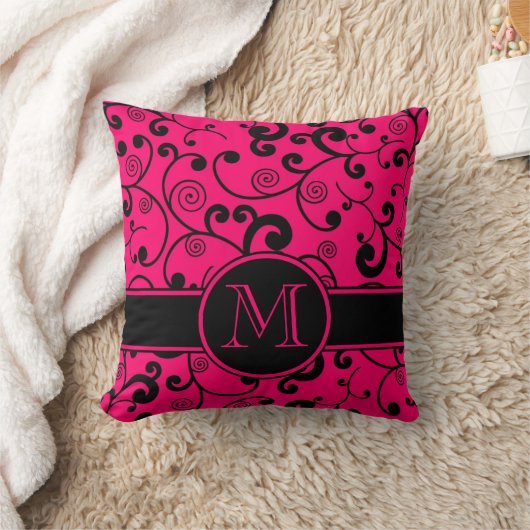 モノグラムが付いているショッキングピンクそして黒い線条細工スクロール クッション (ブランケット)