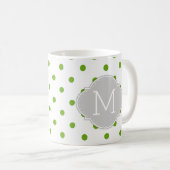 モノグラムが付いているモダンなライムグリーンの水玉模様 コーヒーマグカップ (正面右)