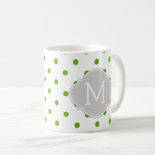 モノグラムが付いているモダンなライムグリーンの水玉模様 コーヒーマグカップ (正面右)