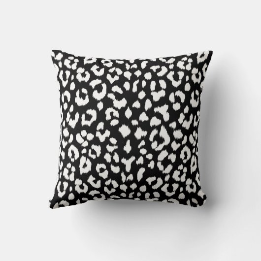 モノグラムが付いている白黒ヒョウのプリント クッション (裏面)