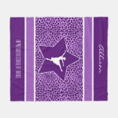モノグラムが付いている紫色のチータのプリントのダンサー フリースブランケット (正面(横))
