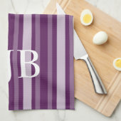 モノグラムが付いている紫色のビクトリア時代の人のストライプ キッチンタオル (四つ折り)
