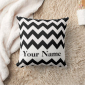 モノグラムが付いている黒くはっきりしたなシェブロン クッション (ブランケット)