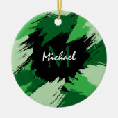 モノグラムで緑の名前のブラシストロークの色合い セラミックオーナメント (正面)