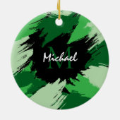モノグラムで緑の名前のブラシストロークの色合い セラミックオーナメント (裏面)