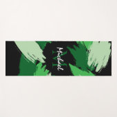 モノグラムで緑の名前のブラシストロークの色合い ヨガマット (正面(横))