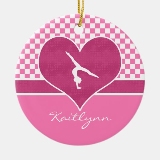 モノグラムとのかわいらしいピンクのチェック模様の体操 セラミックオーナメント (正面)