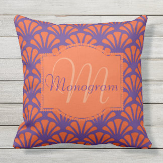 モノグラムとのオレンジ及び紫色のデザイン クッション