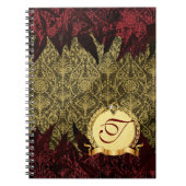 モノグラムとのファンシーでグランジなダマスク織の金ゴールドそして赤 ノートブック (正面)