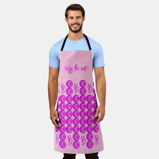 モノグラムとトレンディースタイルのピンクのレトロパターン エプロン (着用した状態)