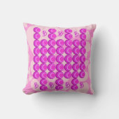モノグラムとトレンディースタイルのピンクのレトロパターン クッション (正面)