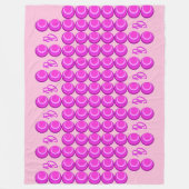 モノグラムとトレンディースタイルのピンクのレトロパターン フリースブランケット (正面)