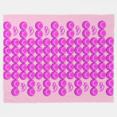 モノグラムとトレンディースタイルのピンクのレトロパターン フリースブランケット (正面(横))