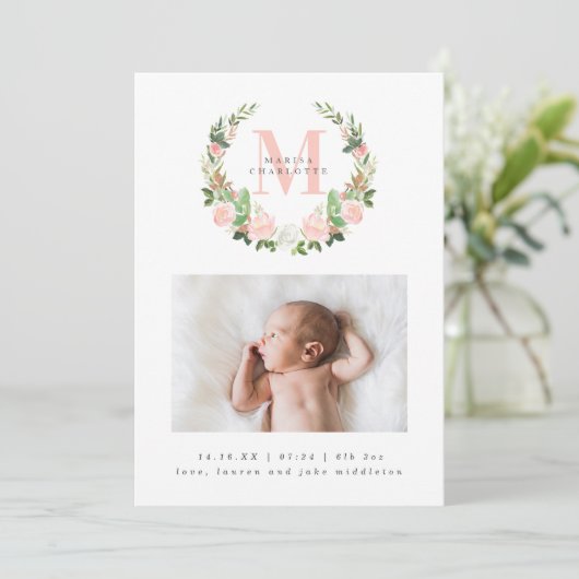 モノグラムとピンクのバラのリースの写真 出生のお知らせ 案内状 (スタンド正面)