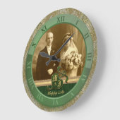 モノグラムので旧式なダマスク織の金ゴールドの緑の結婚式 ラージ壁時計 (傾斜)