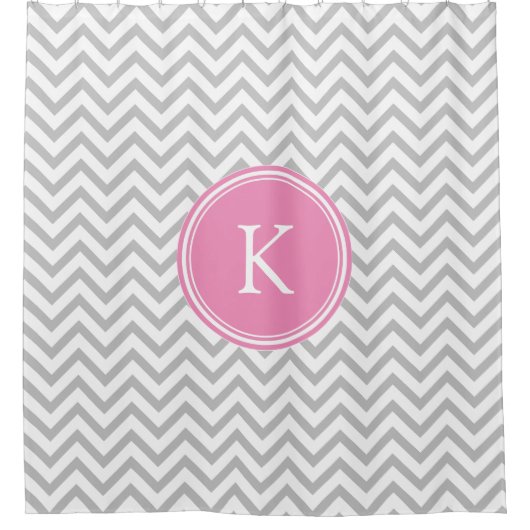 モノグラムのなシェブロンのピンクおよび灰色のストライプ シャワーカーテン (正面)