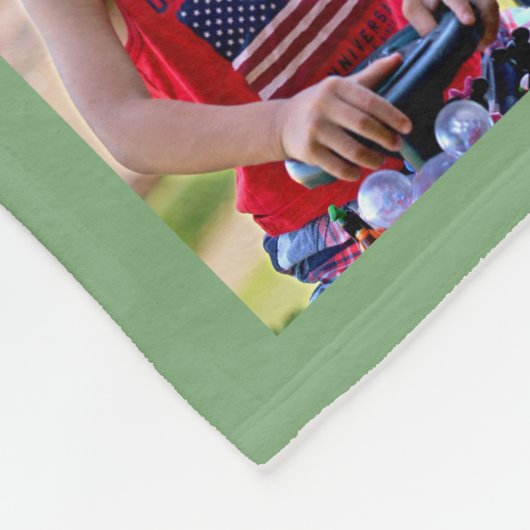 モノグラムのなパーソナライズなセージグリーンの写真のコラージュ フリースブランケット (角)