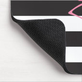 モノグラムのなピンクのフラミンゴ + 黒 + 白のストライプ マウスパッド (コーナー)