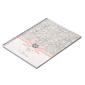 モノグラムのなピンクのヴィンテージのレースおよび真珠 ノートブック (左側)