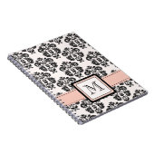 モノグラムのなピンクの黒いダマスク織の螺線形ノートJour ノートブック (右側)