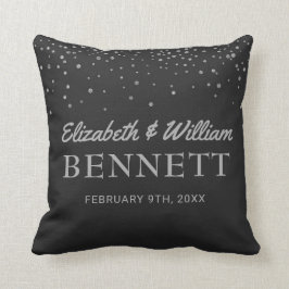 モノグラムのな名前|の黒い銀製結婚式の記念品 クッション