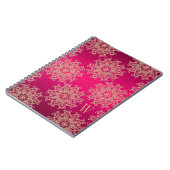 モノグラムのな明るい赤紫色および金ゴールドのノートジャーナル ノートブック (左側)