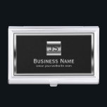 モノグラムのイニシャルの銀によって組み立てられる専門の暗闇 名刺入れ<br><div class="desc">モノグラムのイニシャルの銀によって組み立てられる専門の名刺入れ。</div>