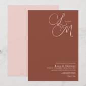 モノグラムのエレガントなスクリプト テラコッタ ウェディング 招待状 (正面/裏面)
