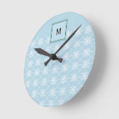 モノグラムのエレガントな青いスタイリッシュな冬の雪の結晶 ラウンド壁時計 (傾斜)