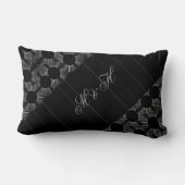 モノグラムのエレガントモダン黒、白 ランバークッション (裏面)