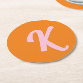 モノグラムのオレンジとピンク ラウンドペーパーコースター (アングル)