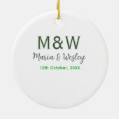 モノグラムのカップル灰色のモダン緑のロマンチックな日付si セラミックオーナメント (裏面)