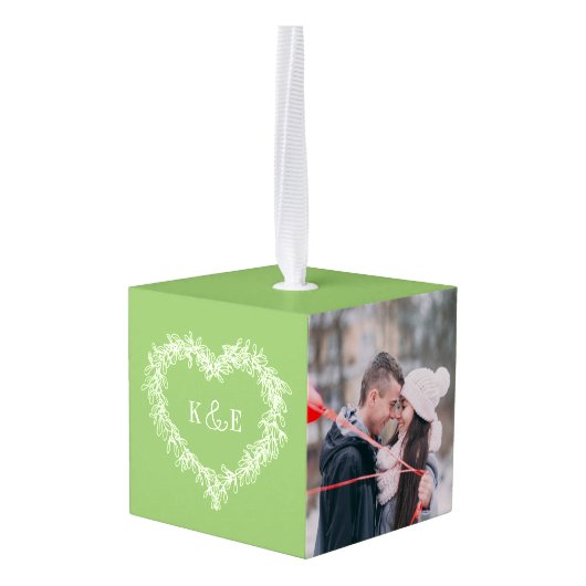 モノグラムのカップル緑のヤドリギのハート写真 キューブオーナメント (裏面アングル)