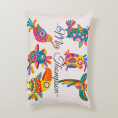 モノグラムのカラフルでかわいいフォークアートの鳥 アクセントクッション (裏面(縦))