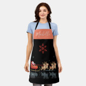 モノグラムのクリスマスと新年おめでとう!ギフトサンタ エプロン (着用した状態)