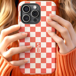 モノグラムのサンゴと白のチェック柄 iPhone 15ケース