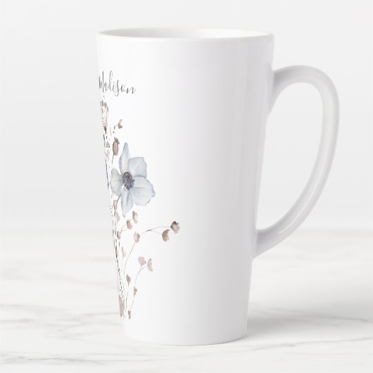 モノグラムのシックかわいらしウォーターカラーブルーフローラ カフェラテマグ (右)