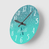 モノグラムのターコイズティール(緑がかった色)グラデーショングリッター ラウンド壁時計 (傾斜)