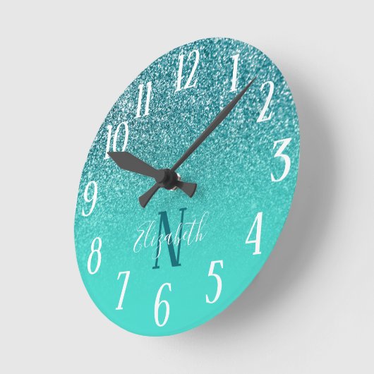 モノグラムのターコイズティール（緑がかった色）グラデーショングリッター ラウンド壁時計 (傾斜)