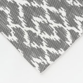 モノグラムのチャコールグレーの種族のイカットのダイヤモンドパターン フリースブランケット (角)