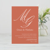 モノグラムのテラコッタピンク結婚ムード 招待状 (スタンド正面)
