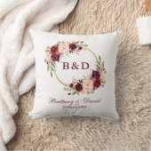 モノグラムのバーガンディの花のリースの結婚式 クッション (ブランケット)