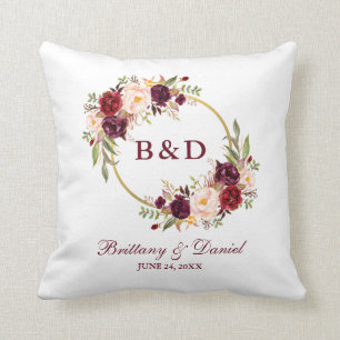 モノグラムのバーガンディの花のリースの結婚式 クッション