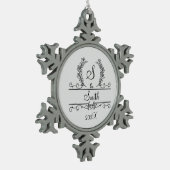 モノグラムのパーソナライズされた姓 スノーフレークピューターオーナメント (左)