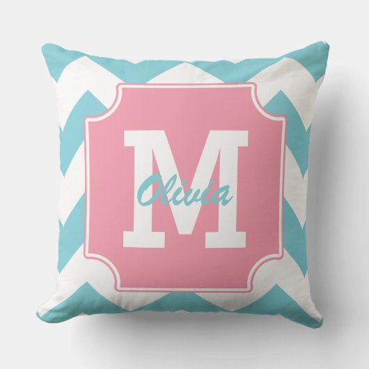 モノグラムのパーソナライズで青く、ピンクのシェブロン クッション (正面)