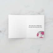 モノグラムのピンクのサッカーボールパターンハッピーバースデー カード (内部)